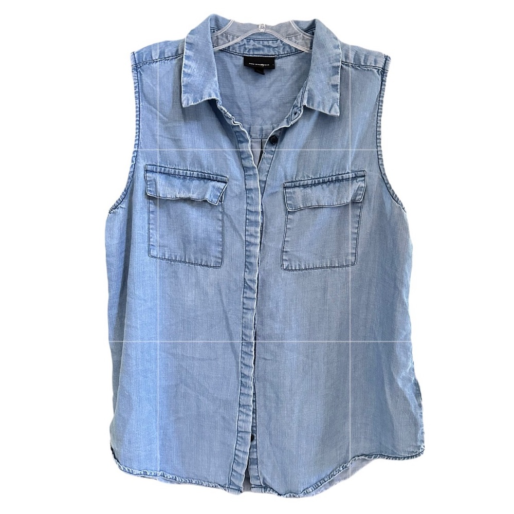 Who What Wear Denim Sleeveless Button Down Top